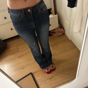 Blå jeans från Denim 193 - Snygga blå jeans från Denim 193 med en klassisk design. De har en hög midja och en straight passform som ger en tidlös look. Perfekta för en avslappnad stil.