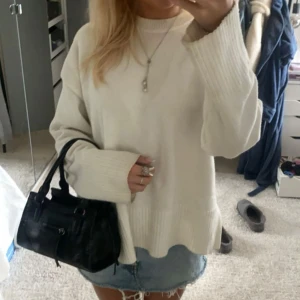 Vit stickad tröja - Mysig vit stickad tröja med långa ärmar och ribbade detaljer från Zara