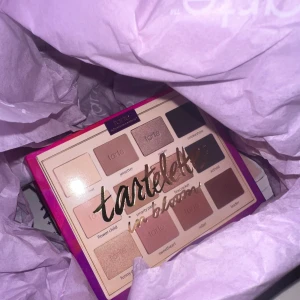 Tarte ögonskuggspalett - Tartelette in bloom - ögonskuggspalett  Ny/oöppnad förpackning  12 olika skuggor  Nypris 580kr