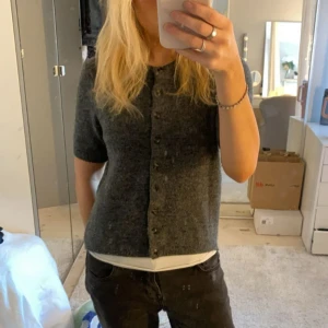 Grå kofta från H&M - Fin, mjuk, grå kofta från hm!