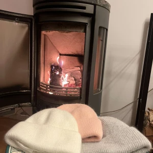 Mössor med satin - Våra mössor har insytt satin som skyddar håret mot hårslitage och friss. Perfekt mössa inför vinter om ni inte vill förstöra håret! Fler färger finns i lager: svart, beige, vit, grå, lila, rosa