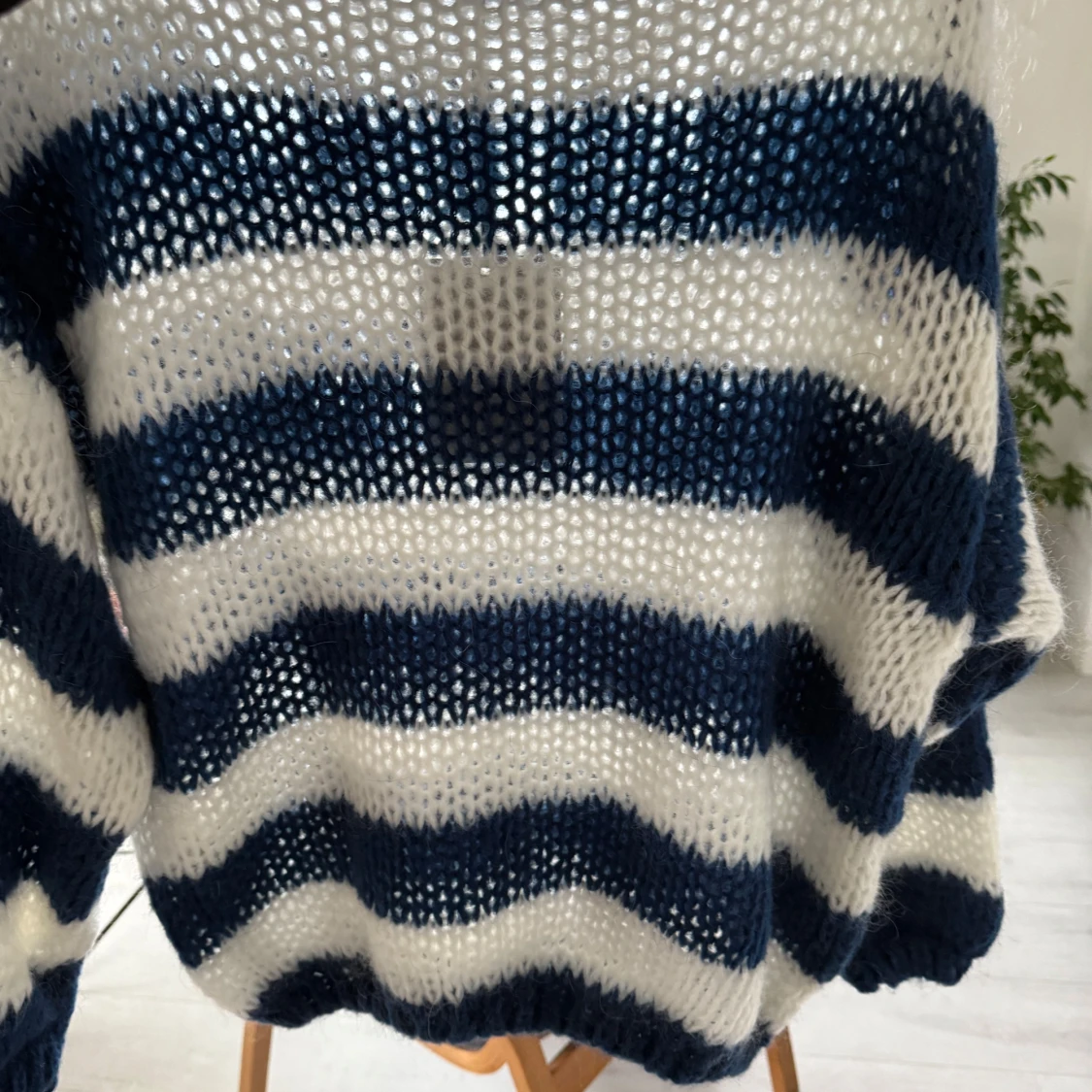 Randig stickad tröja i blått och vit - 91