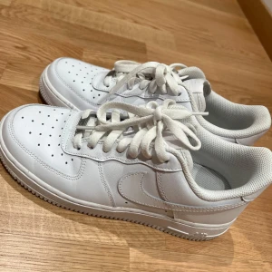 Vita Nike Air Force 1 sneakers - Säljer ett par klassiska vita Nike Air Force 1 sneakers. Använda fåtal gånger 🫶🏼
