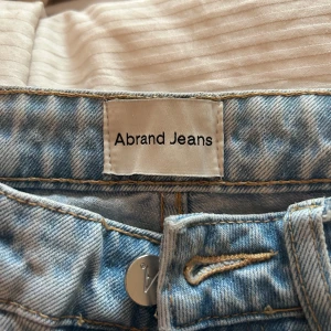 Ljusblå jeans från Abrand Jeans - Favoriter från Abrand som tyvärr blivit liggandes i garderoben. Baggy passform och sitter som en smäck över rumpan! Inga revor eller fläckar och är sparsamt använda. Strl 23 och hög midja. Nypris på dessa är 999kr och denna modell säljs inte längre! 
