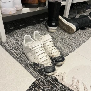 Maison margiela - Maison margiela gats. Storlek 41. Med box. Inga defekter. Denna modell säljs inte längre. Skick 8/10. Hör av er för ytterligare frågor eller information! Prissänkning vid smidig och snabb affär.