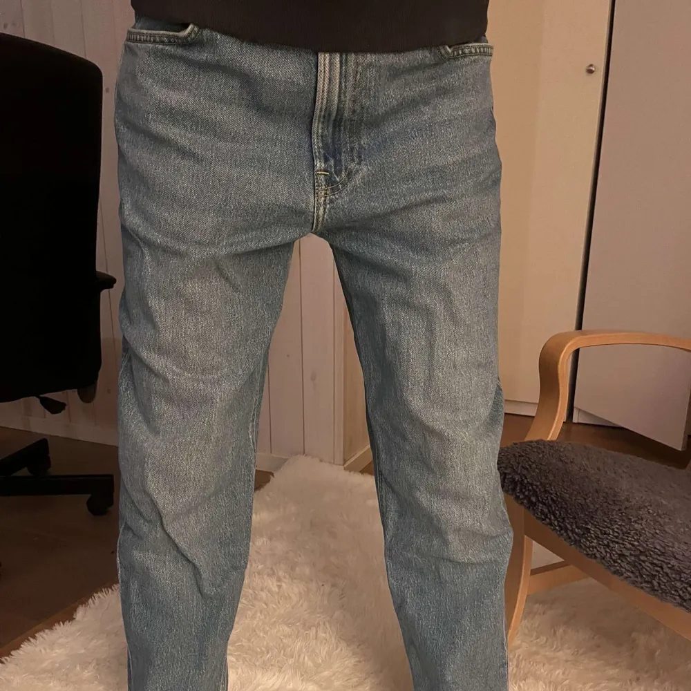 Säljer mina lee jeans i färgen blå. Färgen är identisk som i verkligheten. Är 183 lång och storlek 30/32 i baggy fit.. Farkut & Housut.