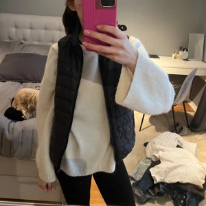 Svart dunväst - Snygg svart dunväst perfekt för lager på lager-stil, ha under kappa eller bara som den är. Västen har en dragkedja framtill 