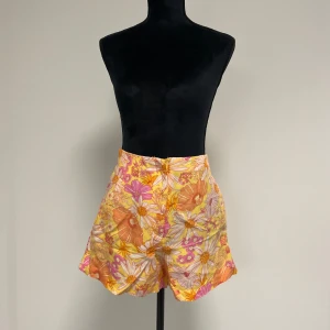 Blommiga shorts  - Blommiga sommar shorts i linnekvalitet  från HM, endast använda ett fåtal gånger🌼