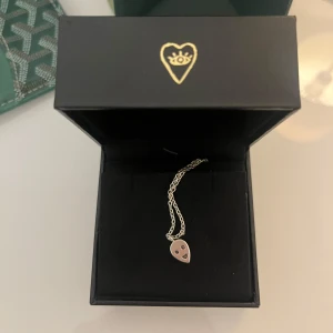 Halsband med hänge från Maria Nilsdotter - Elegant halsband i silver från Maria Nilsdotter! Säljs ej längre på hemsidan och de e bra skick! 