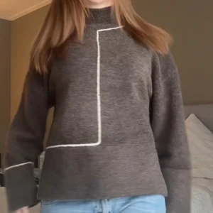 Stickad tröja - Jätte fin stickad tröja från Zara. Knappt använd💕