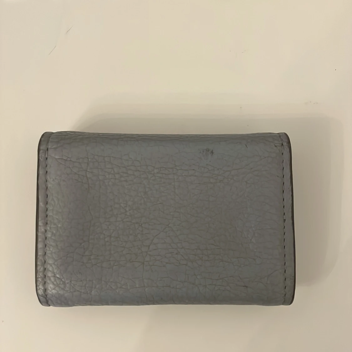 Grå plånbok med gulddetaljer - 90