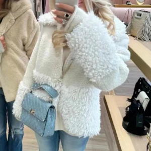 Vit teddyjacka från Maje - Säljer en supermysig vit teddyjacka från Maje. Jackan har en fluffig textur med knappar framtill och en klassisk krage. Perfekt för att hålla sig varm och stilren under kyliga dagar. 🐑✨