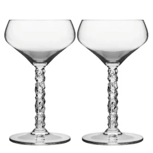 Orrefors Carat Coupeglas 25 cl 2-pack - Säljer ett set med två eleganta coupeglas från Orrefors Carat-serie. Glasen rymmer 25 cl och har en unik, kristallin design på stjälken som ger en lyxig känsla. Perfekta för att servera champagne eller cocktails med stil. Kommer i originalförpackning.