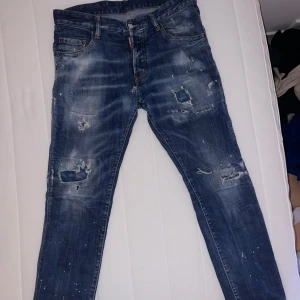 Dsquared2 jeans - Säljer ett par mörkblå dsquared2 jeans. Dessa är skit feta men för små för mig nu så säljer de. Size 46, W30. Sjävklart är de äkta och priset kan givetvis diskuteras och sänkas vid snabb affär. Riktig sköna jeans som passar till det mesta🌟