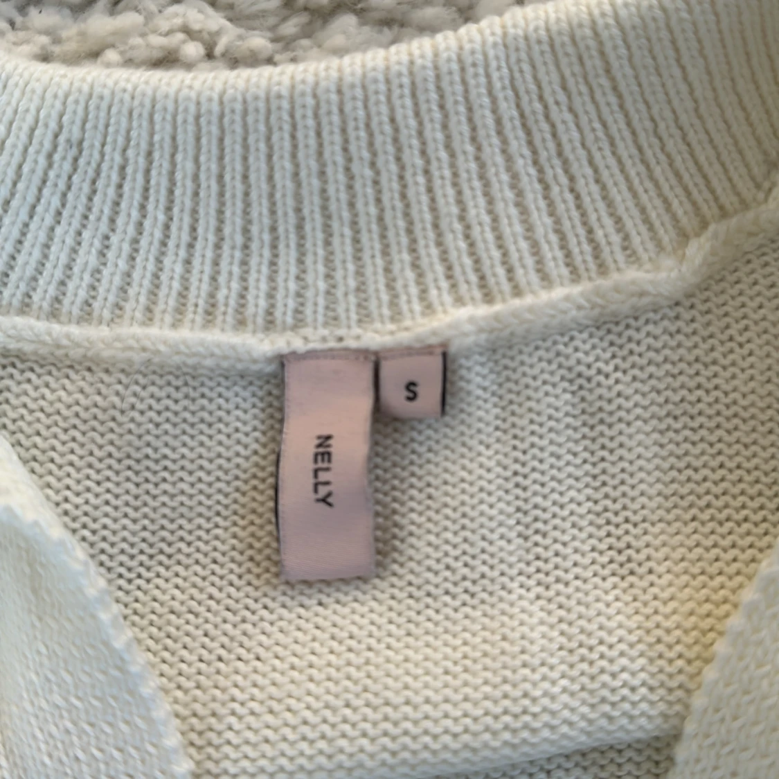 Vit och marinblå randig tröja från Nelly - 90