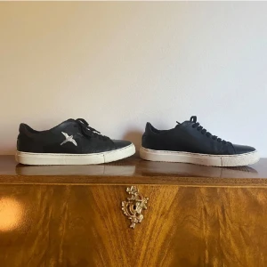 Axel Arigato skor - Säljer dessa Axel Arigato sneakers | använt skick 5/10 därav priset | hål/skador i hälarna insida sko samt i sömmarna runt om | nypris ligger strax över 3000 | mitt pris 599 | box kommer inte med | kom gärna i dm med frågor och funderingar.