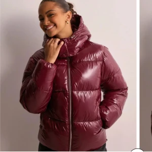 Vinröd vinterjacka  - Jätte fin populär jacka från Nelly som är slutsåld köpt i höstas jätte fint skick💕