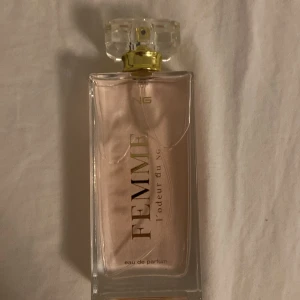 Femme l'odeur blanc Eau de Parfum - En god parfym som jag säljer som är helt oanvänd och den luktar ganska sött å lite blommig, den innehåller 100ml. Säljer pågrund av att jag redan har en