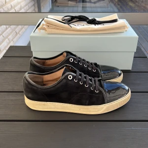 Lanvins - Säljer dessa sjukt feta lanvins! Size uk9 vilket motsvarar storlek 43-44! Nypris 5500kr mitt pris 2199! Skick 8/10! Vad ingår? Box+ dustbag! Hör av dig vid intresse 🤩
