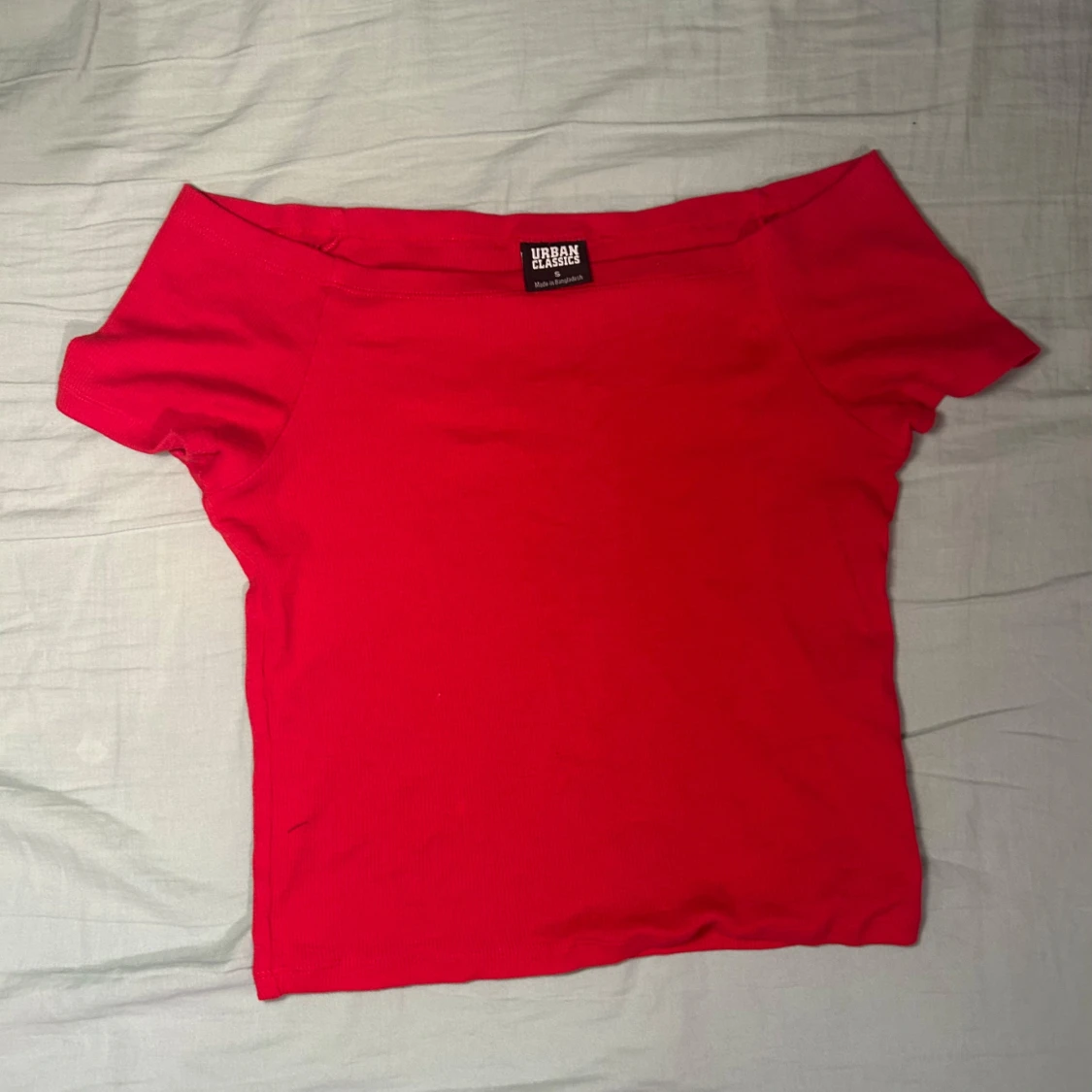 Röd offshoulder topp från Urban Classics