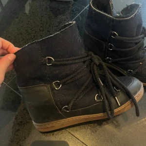 Isabel marant skor  - Säljer dessa sjukt snygga isabel marant vinter skor❣️De är i mycket bra och så sköna❤️De har även en klack på cirka 4cm🤗Säljer pga att jag inte använder längre🔥storlek 40 men passar även 39