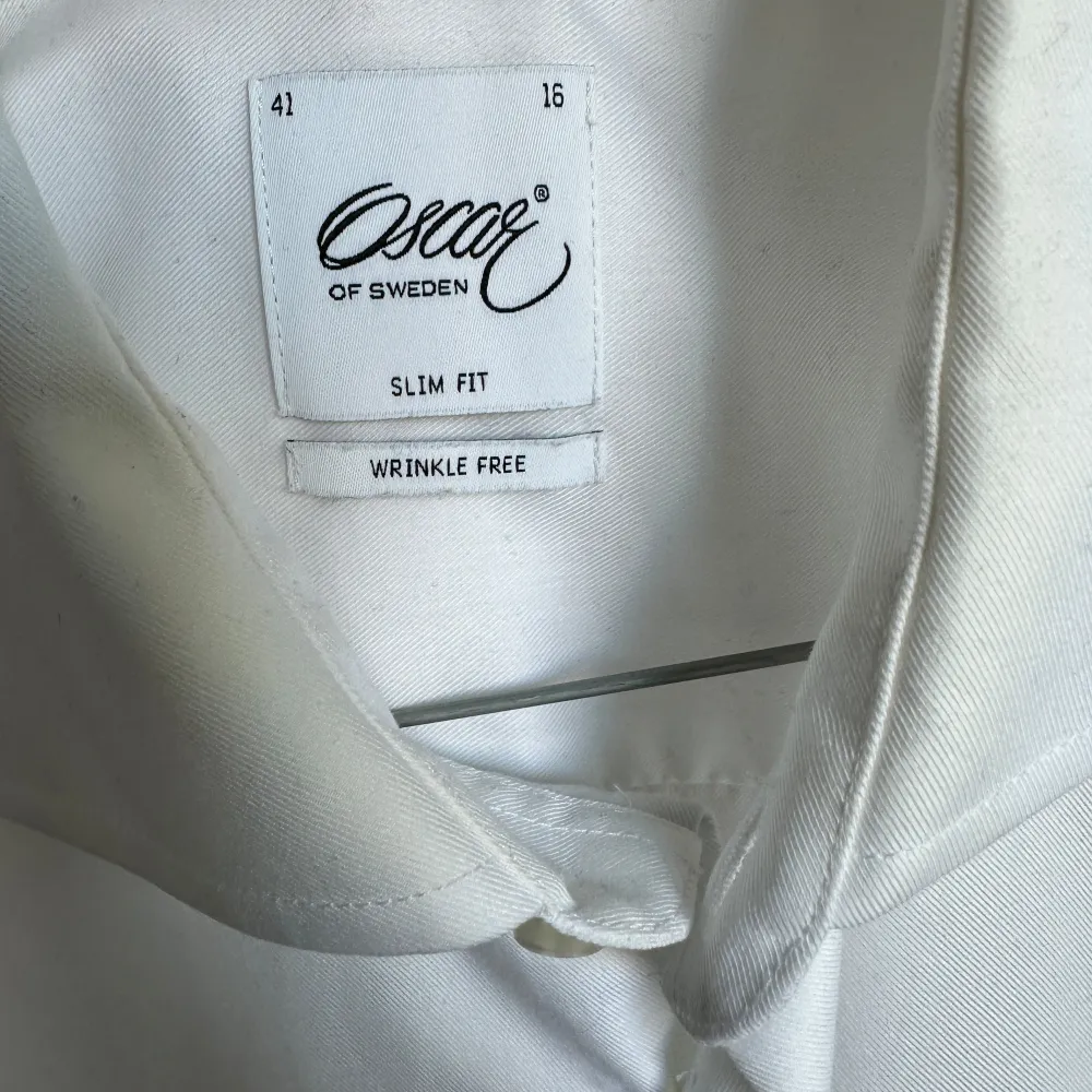 Säljer en sparsamt använd skjorta från Oscar of Sweden Djur och rökfritt hem.  Storlek: 41 Slim fit Färg: White Wrinkle Free  Läs: https://oscarofsweden.se/products/white-wrinkle-free-slim-fit-shirt?_pos=19&_fid=08dfb26fe&_ss=c&variant=42413010387118. Skjortor.