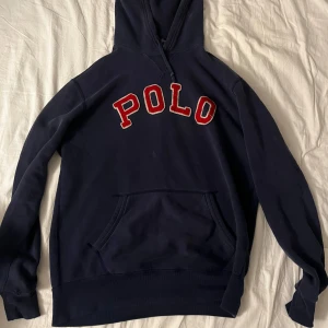 Polo Ralph Lauren Hoodie - Skön och mysig tröja till hösten. Säljer den då jag rensar garderob och har behöver få bort den. Finns även lite små defekter här och där, som till exempel längst ner på ärmarna, och att sista O:et är löst, där av nedsatt pris.