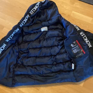 Moncler jacka  - Skick 8,10 säljer för jag köpte fel storlek den är för stor , hör av er vid frågor kan gå ner i pris vid snabb affär     Kan ta emot byten 