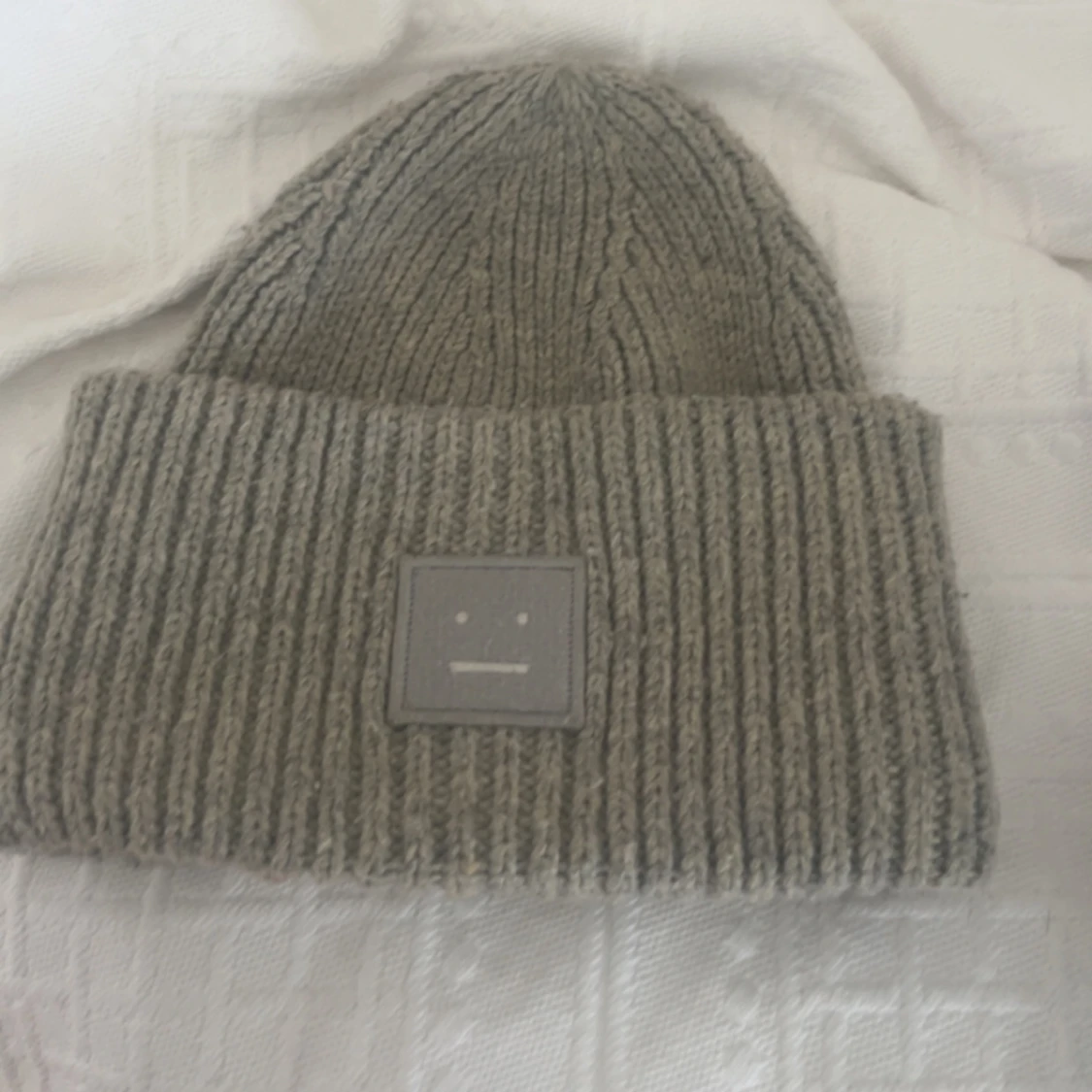 Grå acne mössa💕