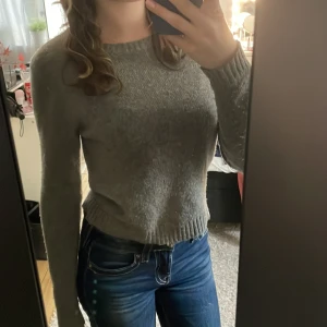 Brandy Melville sweater - Superfin stickad tröja från Brandy Melville! Inte stickigt material, lite nopprig på vissa ställen (se sista bilden), perfekt nu till hösten och vintern!🩵