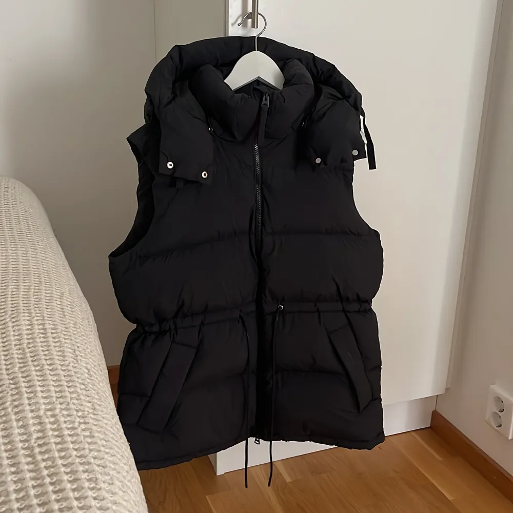 Helt ny väst från märket gant. Den är aldrig använd. Priset går inte diskutera, västen kosta ordinarie pris 3499kr. Slutsåld i denna storlek.. Takit.
