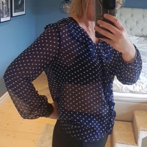 Tunn blus med volang  - Genomskinlig festblus med litet volang på bröstet. Knappt använd, väldigt söt blus