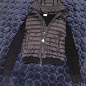 Moncler cardigan  - Hej! Jag säljer min jätte feta Moncler cardigan! Anledning att jag säljer den är eftersom jag nu har växt ur den. Den är i storlek M men passar även S. Köptes på NK för ca 2 år sedan. Skick på jackan:9/10. Skriv gärna för fler bilder eller frågor😊