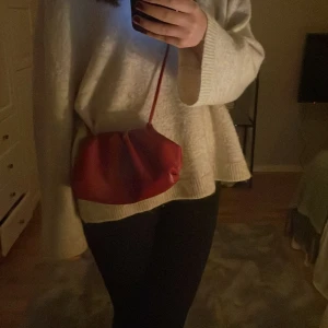 Säljer nu min Bow19deatails väska i röd - Super fin väska som är super fin i skicket❣️