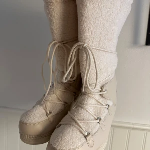 Boots  - Helt nya boots i teddy material!  Storlek 42