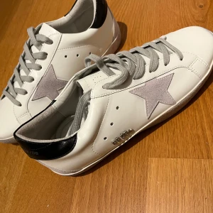 Golden goose  - Säljer skorna pga de var för små. Storlek 43 som passar mellan 42 och 43