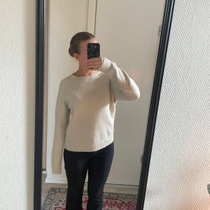 Vit stickad tröja  - Fin vanlig vit stickad tröja, något nopprig men inte så farligt.