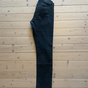 Fina Dondup jeans strl 33 - Säljer att par Dondup jeans i väldigt fint skick. Sparsamt använda.   Modell: George Skinny fit strl 33 Obs, dom är lite små i storlekarna  