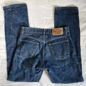 Vintage straight leg jeans - Snygga vintagejeans från Crocker! 100% bomull Midjemått: 39 cm Innerbenslängd: 79 cm Liten slitning på insidan av ena fickan, se bild. I övrigt i fint skick!  Säljer då de blivit för stora.  Hör gärna av er vid frågor!