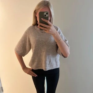 Stickad t-shirt - Stickad beige t-shorts ifrån hm, använd 1-2 gånger💗💗