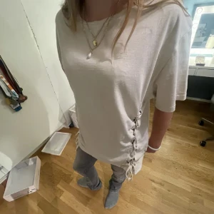 tröja med snörning - så snygg men kommer inte till användning🥰från boohoo 