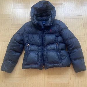 Ralph Lauren Jacka  - Säljer en jättefin vinterjacka från Ralph Lauren.  Strl XXS  figursydd modell   Är i bra skick. Har använts två vinter säsonger. 