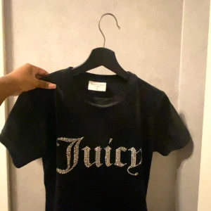 Juicy Couture T-shirt - Säljer denna t-shirt eftersom jag aldrig har använt den. T-shirten är i storlek M, men jag brukar vanligtvis ha XS/S.