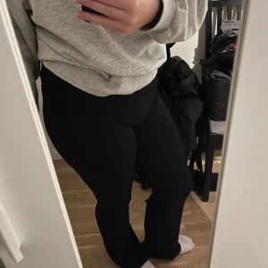 Svarta Yoga Pants - Svarta yoga pants från lager 157 storlek L har bara använts en gång då dem är för stora💗