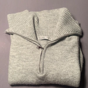 Stickad tröja med hög hals och dragkedja  - Obetydlig används grå långärmad tröja storlek s Köparen betalar frakten 