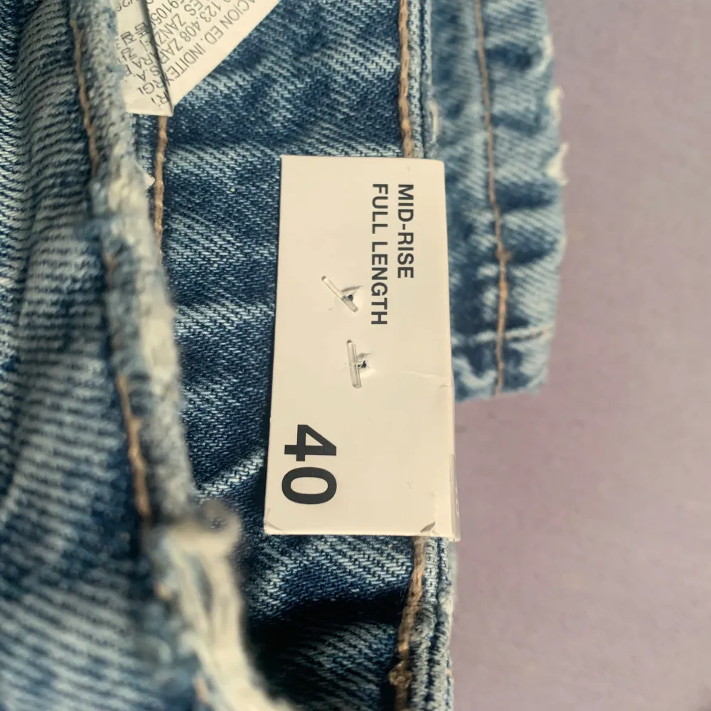 Oanvända jeans från zara med tagg kvar storlek 40 Köparen betalar frakten . Jeans & Byxor.