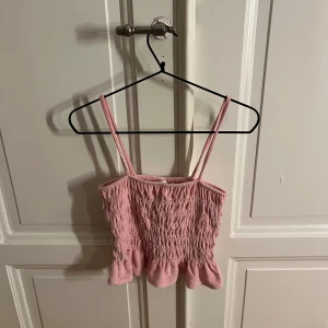 Gulligt lille💗 - Detta rosa linne är såå gulligt men har inte kommit så mycket till andvändning på senaste tiden.💗