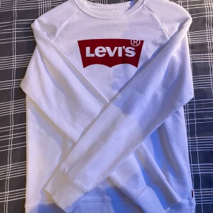 Levis tröja - Nästan oanvänd levis tröja som passar runt 164-170 cm lång. Tveka inte på att skriva om du undrar över något😁 