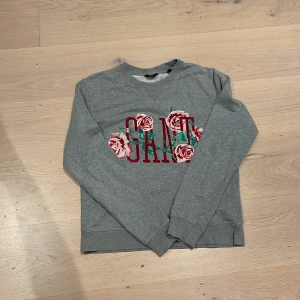 Gant tröja långärmad  - Gant tröja långärmad med blommor på🌸