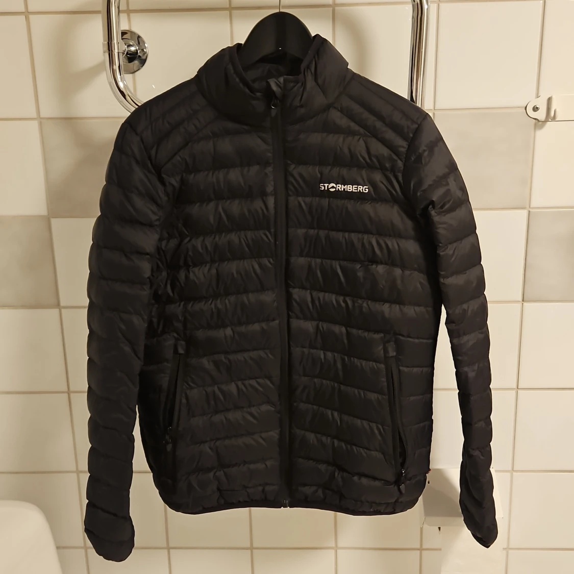 Svart pufferjacka från Stormberg